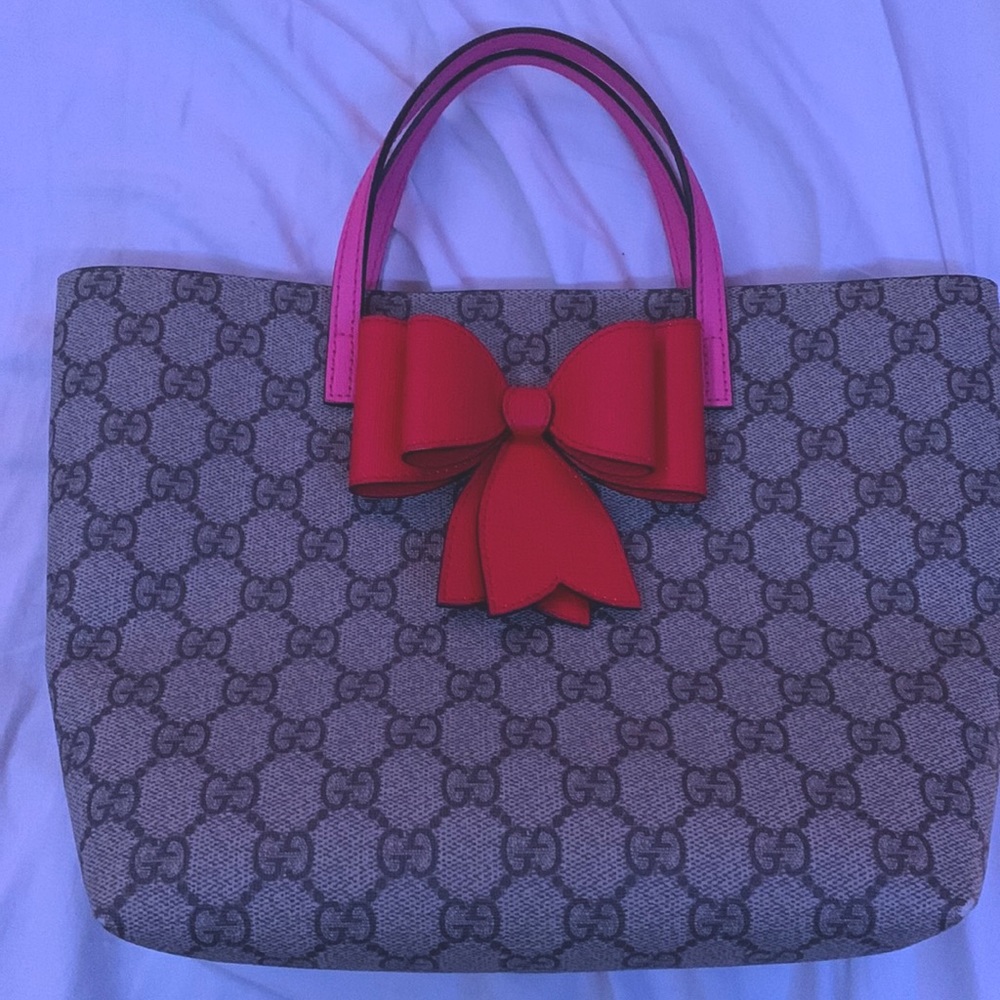 Gucci supreme monogram bow children’s tote red pink